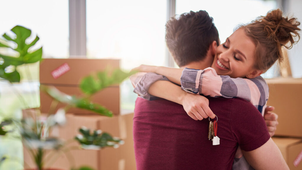 happy-couple-with-keys-new-apartment